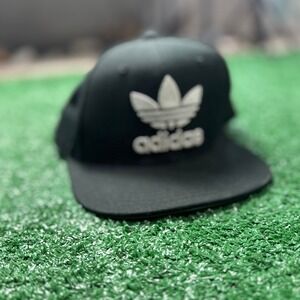 Adidas Black Flat Brim Snapback Hat Cap Trefoil‎ Logo OSFM Mens